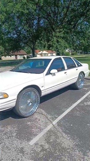 93 chevy LS caprice classic on 26s dub bellagios floaters