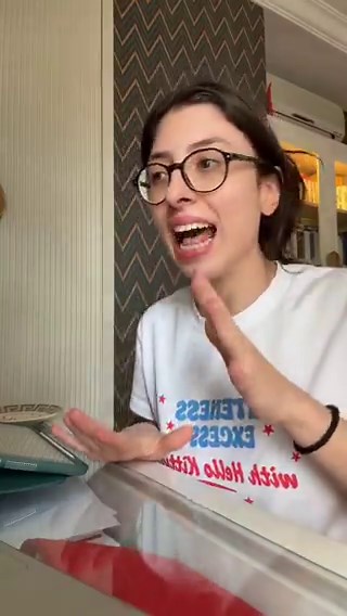 Allahım sen, üniversiteyi sınıfa sokabildiği tek elektronik telefon olan, hocanın 2 dkda yazıp saniyesinde sildiği notları ışık hızında eliyle not almaya çalışan, her türlü ödevi projeyi bitirme tezini raporunu sadece sahip olduğu ders notları ve makalelerden alıp elleriyle beyniyle sabahlara kadar uykusuz kalıp hazırlayan, günlerce notlar çıkarmaktan kör kalan y kuşağının da Rabbisin. Bazen yapay zekanın muazzam kolaylığı üniversitedeyken olsa neler yapabileceğimi düşünüyorum ve kahroluyorum. N