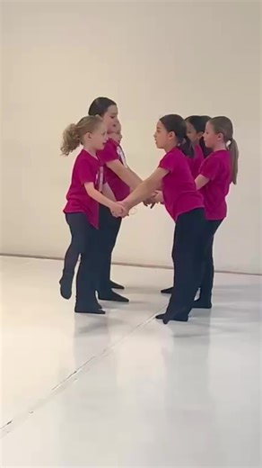 Altro mese, nuovi Esami di Livello. 🎓✨ Durante Aprile i nostri docenti IDA hanno attraversato l'Italia 🇮🇹 portando formazione, passione e crescita nelle scuole di danza. Ogni esame rappresenta un vero traguardo: 🎓 attestato ufficiale riconosciuto ASI e CONI 📖 libretto personale per raccogliere e valorizzare ogni progresso Vuoi portare gli Esami di Livello nella tua scuola? 🎓✨ Siamo pronti ad affiancarti! 📞 39 0544 34124 📧 danza@idadance.com 📩 Oppure scrivici in direct 💬 Le iscrizioni s