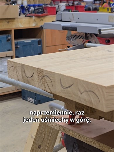 Czy też słyszałeś tekst: „Pamiętaj o uśmiechach przy klejeniu blatu” i nie do końca wiedziałeś, o co chodzi? 😅 W tej rolce pokazuję krok po kroku, czym są tzw. „uśmiechy” w drewnie, jak czytać układ słojów na czole deski i dlaczego naprzemienne klejenie ma ogromny wpływ na to, czy Twój blat stołu będzie prosty, czy wygnie się w „banana”. Jeśli pracujesz z drewnem, robisz stoły z litego drewna, kleisz blaty, stopnie, półki albo po prostu lubisz majsterkowanie w garażu, ta zasada oszczędzi Ci spo