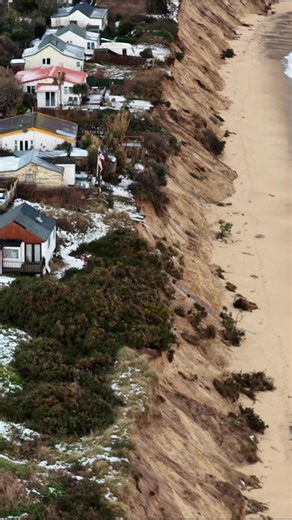 Last week more than ten metres of land was lost to coastal erosion at Hemsby, the council is now speaking with the owners of 14 properties who are at imminent risk of collapsing. 💔 Filmed 07/01/26 | Oliv3r Drone Photography