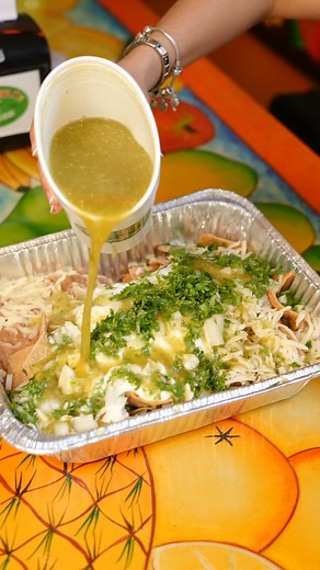 Charola al centro, salsa que abraza y totopito crujiente. Para compartir sin prisa. 🌶️🧀 | Tutti Frutti Restaurante