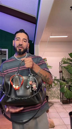 Better detailed video of my LL large Rowan also a bit of what’s in my bag and my new #rhyder 38!! Was able to order her from Japan thanks to @Jae Excellence if u need anything from Japan this is ya girl!!! #coach #mensbag #mensfashion #rowan