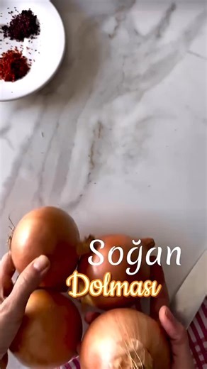 Hafif Lezzetler on Instagram: "Soğan Dolması! Vay vay vay🤦‍♀️ kaydedin👌 @yildizdann Malzemeler: 6 adet soğan, videodaki gibi ayıklanıp, haşlanmış ve ortadan kesilmiş 300gr kıyma 1 su bardağı pirinç 1 yemek kaşığı biber salçası 1 tatlı kaşığı domates salçası 1/2 kase konserve domates 2 diş sarımsak 1/3 maydanoz, ince kıyılmış 5 yemek kaşığı nar ekşisi 1/2 çay bardağı zeytinyağ Pulbiber, sumak, karabiber, tuz Sos için: 1er tatlı kaşığı domates ve biber salçası 1 çay bar