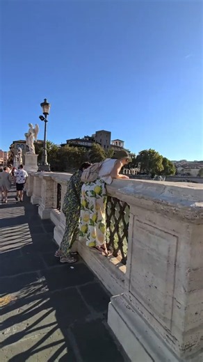 ángeles que llevaran en sus manos los símbolos de la Pasión de Cristo (los instrumentos del dolor🪽