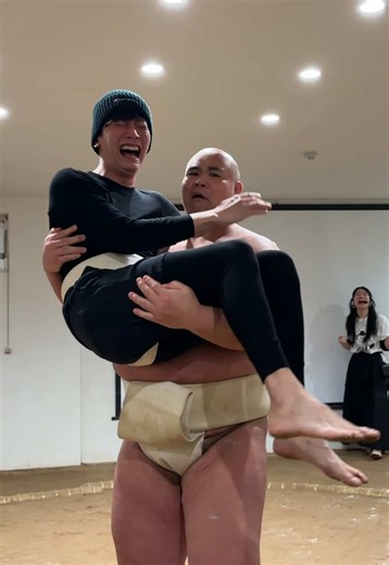 fighting a sumo wrestler definitely wasn’t in my 2026 bingo card 🤣 shoutouts Sumo Studio Osaka for the 10/10 experience hahahahahahaha #sumo #sumowresting #osaka #japan