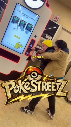 🚨 VENDING MACHINE GLITCHER LOSES IT AFTER BEING CALLED OUT 😳💀 This clip starts with a guy in a yellow beanie at the Pokémon vending machine making a purchase — but it quickly looks off. A bystander in glasses calls it out: “You’re doing it twice.” That’s when everything escalates. The yellow-beanie guy immediately starts yelling: “Get away from me!” Moments later, elbows start flying. The guy in glasses keeps saying: “You’re assaulting me.” Meanwhile, the glitcher is literally throwing his el