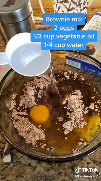 How to make Pillsbury brownies! Yummy, enjoy the recipe! 😋#foryoupage #fyp #stayhomestaystrong #keepingbusy #quarantine #safehands #homebaking