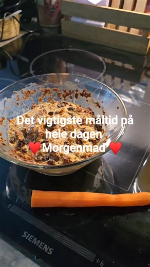 Nu er jeg også klar til at ændre mine morgenmad rutine. Længe har det været græsk yoghurt med hakket mandler og granola sødet med lidt flydende honning. Græsk yoghurt har meget proteiner Mandler er gode - en lille håndfuld (ca. 30 gram eller 20-25 stk.) usaltede og uristede mandler om dagen er en god anbefaling fra Fødevarestyrelsen. De er en god kilde til fibre, protein, vitaminer, mineraler og de sunde umættede fedtsyrer, og kan bidrage til et stabilt blodsukker og god kolesterolbalance. Honni