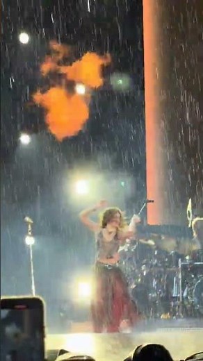 Shakira "invoca" la lluvia cantando "Whenever, Wherever"