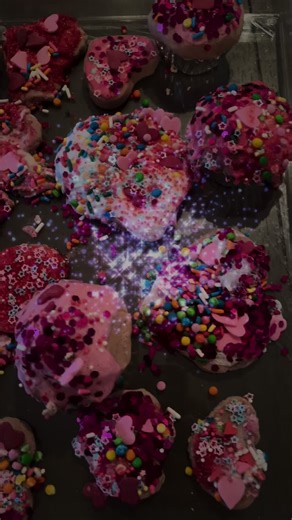 Pretend Valentines Day Treats! Fun, hands-on craft for kids 💕 Craft time like this gives kids the freedom to create & be messy! Hands-on, focused, busy play is good for them. My daughter played with this for 2.5 hours 😳 She loves helping me bake, but this allowed her to practice & go wild without supervision at her own pace. Yes, it sure was messy with all the sequins, sprinkles & fake frosting everywhere, but worth it! She was in cupcake/cookie heaven. The DIY dough recipe: ☑️ 1.5 cups of flo