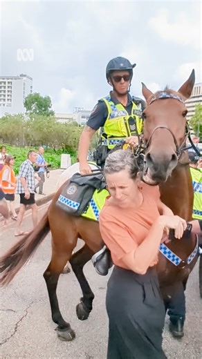A protester has been arrested amid chaotic scenes outside of NT Parliament, where David Connolly has been sworn in as the new administrator. 🎥 Jem Wilson #ABCNewsNT | ABC Darwin