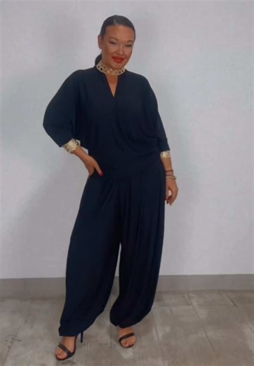 ✨ Conjunto de punto frío que enamora ✨ Nuevo set compuesto por pantalón camiseta, cómodo pero súper estiloso 🤍 Lo hemos combinado con nuestro nuevo choker y brazaletes en tono dorado para elevar el look y darle ese toque chic que marca la diferencia ✨💫 Perfecto para ir cómoda sin perder estilo 🤎 👉 Disponible ya en web #NuevaColección #LookDelDía #EstiloFemenino #ModaActual #Tendencia