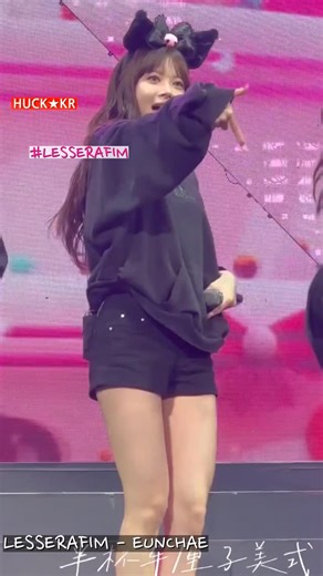 K-Pop Girl Idils on Instagram: "LESSERAFIM - EUNCHAE 패션 분석 ◆ LE SSERAFIM - Eunchae 패션 분석 사진 속 홍은채는 편안하면서도 활동적인 캐주얼 스타일을 연출하고 있습니다. 오버사이즈 스웨트셔츠와 짧은 데님 숏츠를 매치하여 젊고 발랄한 분위기를 강조하며, 귀여운 캐릭터 헤어밴드로 포인트를 주어 전체적인 룩에 사랑스러운 매력을 더했습니다. 이러한 의상은 무대 의상으로 활용되어 홍은채의 에너지를 더욱 돋보이게 합니다. In the photo, Eunchae showcases a comfortable yet active casual style. She pairs an oversized sweatshirt with short denim shorts, emphasizing a youthful and lively vibe. A cute character accessory headband adds a charming touch to t