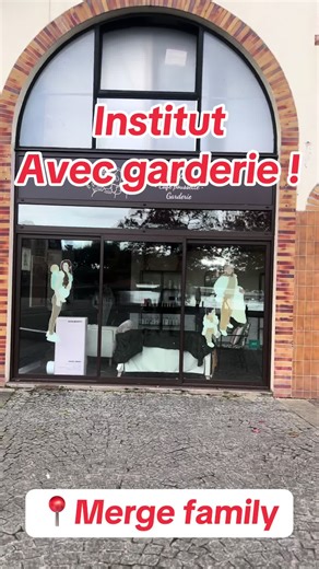 ➡️ @Merge Family 🤍 📍21 Esplanade des Abymes 94000 Créteil. UNIQUE EN ÎLE-DE-FRANCE !! Une assistante maternelle prendra soin de ton enfant pendant que tu te fais chouchouter ! J’ai pris le massage parent/enfant, et c’était vraiment reposant. Mon fils s’est bien détendu ! Il est rare de trouver un institut qui propose ce service. Tu y trouveras des soins post-partum, un coiffeur, une onglerie, bref, tout ce dont tu as besoin pour un glow-up ! #kids #sortie #foryoupage #activiteenfant #activityf