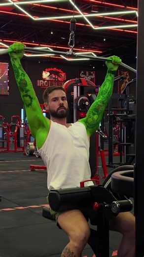 Siga 👉 @airtonmontee 🧠 Ajustes simples que podem deixar seu treino de costas muito mais eficiente. 1️⃣ Puxada na frente: Mantenha os cotovelos apontados para baixo durante o movimento. Isso ajuda a direcionar o estímulo no mesmo sentido das fibras do grande dorsal, que é a principal ênfase do exercício, além de gerar mais conforto articular para os ombros. 2️⃣ Remadas pronadas: Aqui o foco é o upper back (parte alta das costas). Logo, o que vai determinar se essa região será bem estimulada é o