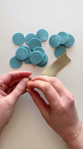 This is a great way to use lots of color! Felt flower with 1.25” circles. #feltflowertutorial #feltballcraft #flowercraft #feltcraft #resacurbocreative