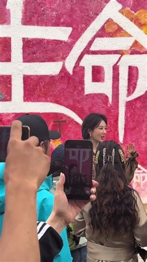 在德令哈生命之树取景地遇到了杨紫#明星拍摄现场 #杨紫 #生命之树