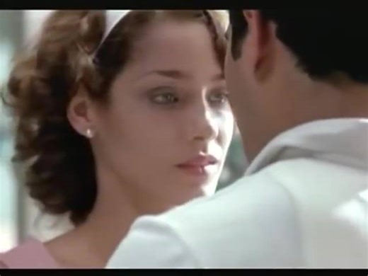 CIUDAD EN ROJO. Película cubana inspirada en la novela Bertillón 166, de José Soler Puig, que aborda la vida en Santiago de Cuba durante la lucha clandestina contra la dictadura batistiana. Ciudad en Rojo plantea una reflexión sobre la violencia desde aquellos que no tienen vocación por la violencia, de quienes se ven empujados a ella. Cuando la violencia es impuesta, para recuperar la paz, a veces no queda otra opción que una respuesta también violenta, una violencia que pudiera considerarse le