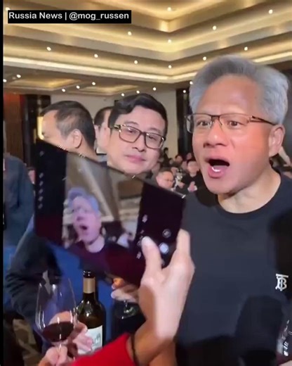 🚨⚡️In China, NVIDIA CEO Jensen Huang sparked wide attention after appearing visibly impressed by Huawei’s triple‑folding smartphone, expressing his amazement and repeatedly praising the device in front of the cameras. He also signed devices and graphics cards for fans who gathered around him.