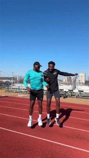 Running is so much better when the bro pulls up 🫱🏿‍🫲🏽 @Eric Moody Jr. #running #runner #runnersofinstagram #marathontraining #trackwork