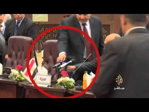 تعامل وزير الخارجية المصري سامح شكري مع ميكروفون شبكة الجزيرة