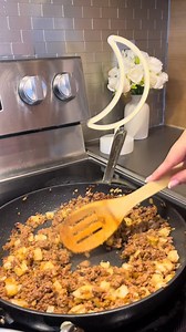 Recette de Brick à la Viande Hachée et Kiri 🌙 Ingrédients •500g de viande hachée •1 oignon (haché finement) •1 cuillère à thé de paprika •1 cube de bouillon de bœuf •1 cuillère à thé d’ail en poudre •1 pomme de terre (cuite à l’eau et coupée en petits morceaux) •Feuilles de brick •Fromage Kiri (1 portion par brick) •Huile pour la cuisson •Mélange de farine et d’eau (pour fermer les bricks) Préparation 1. Faire revenir l’oignon haché dans une poêle avec un peu d’huile jusqu’à ce qu’il soit trans