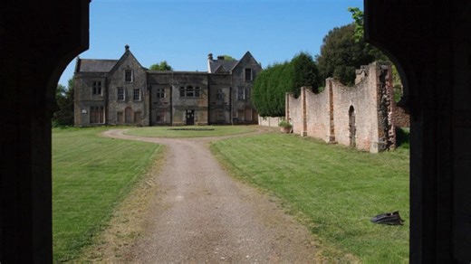This is Annesley Hall - a crumbling manor house that's said to be one of the most haunted places in Nottinghamshire 👻😳 Watch the video below to learn more 👇 | NottinghamWorld