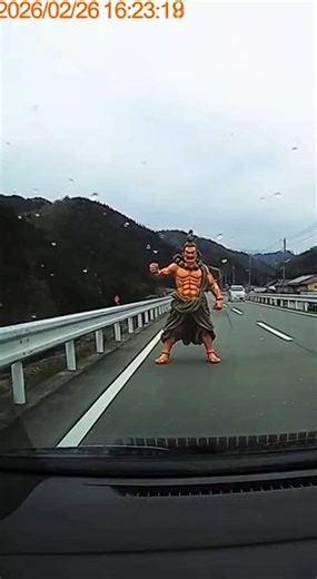 Someone cosplaying as a Nio statue is standing in a Nio pose! #sora