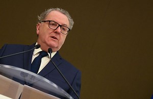 Richard Ferrand veut modifier la Constitution pour permettre à Emmanuel Macron de cumuler un 3e mandat - Elle