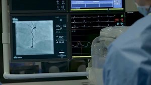2.9K views · 147 reactions | Nowadays, robots are indispensable in many areas of life. But heart interventions may not be the first that comes to mind. Here’s how robots can enable more accurate stent placement while reducing radiation exposure for physicians. https://bit.ly/3dJAXwy | Siemens Healthineers | Facebook