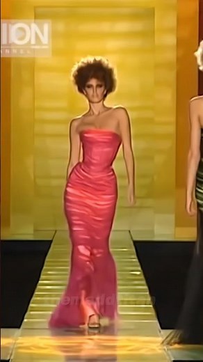 Supermodel Rhea Durham |Versace ss2001 showstopper #shorts #versace #supermodel #fashion #runway