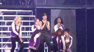 18岁活力四射的贾斯汀比伯激情演唱《Boyfriend》《Baby》