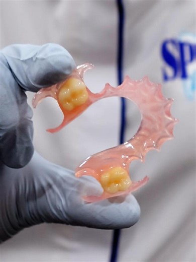 Flexible Denture | Designed to Flex. Built to Fit. Bend it. Snap it in. Our flexible dentures are crafted for strength, comfort, and secure retention — without compromising aesthetics. ✔ Flexible yet durable material ✔ Comfortable fit for patients ✔ Secure “click” fit on the model ✔ Ideal for single-tooth and partial cases Trusted by dental clinics across Malaysia, everyday cases. 📩 Contact us to place an order or request more details. #FlexibleDenture #ValplastAlternative #DentalLabMalaysia #R
