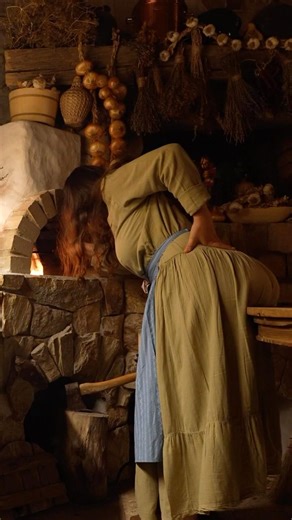 Come let me show you what’s inside my wood fired oven 🔥 You will eat your own plate #food #cooking