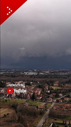 Milano, tuoni e lampi nel giorno di San Valentino. Poi la neve tonda imbianca le strade