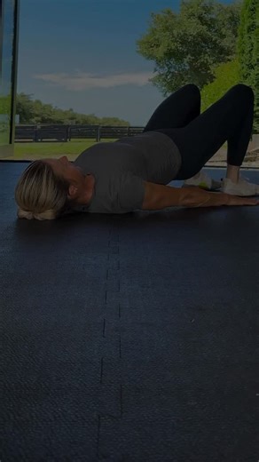 Transitions are one of the biggest tests of a rider’s core. If your pelvis tips, your ribs drop, or you feel yourself gripping to stay stable, it’s not because you’re “not strong enough” — it’s because the right core muscles aren’t switching on at the right time. The good news? You can retrain that pattern — and it starts with exercises that teach your core how to stabilise through movement, not just hold tension. Here are some of my favourite rider-specific drills to build a steadier seat: 1️⃣ 