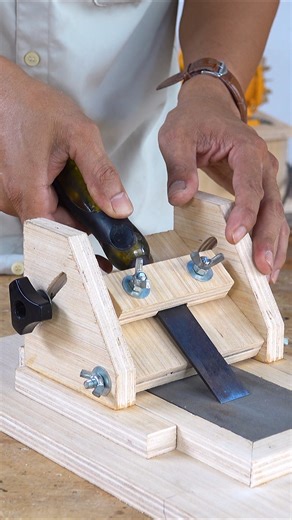 170K views · 1.1K reactions | Woodworking Crafts and Tips Making Easy Chisel Jig #chisel #raising #jig #hacks #tricks #router #woodwork #woodworking #crafts #making | Woodworking Crafty | Facebook