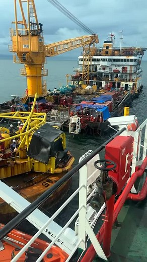 Dunia_offshore on Instagram: "Support project SBM subsea hose replacement 🔥⚓ . . Diver underwater 🇮🇩 ------------------------------------------------- #oilfieldworker #drillingrig #drilling #rig #tripping #oil #floorman #derrickman #oilrig #rigging #job #northsea #ocean #interesting"