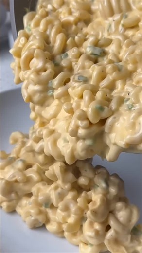 Kim Moull on Instagram: "Jalepeno Cheddar Mac & Cheese 💘 This is a spicy take on my fave stovetop mac & cheese recipe - finished with store bought crispy fried onions and jalepenos for a little crunch! ❤️‍🔥 Ingredients: -250 grams dry macaroni -1/4 cup unsalted butter -2 tbsp all purpose flour -2 jalepeno peppers, diced -1 cup heavy cream -1 cup milk -3 cups cheddar cheese, shredded -Salt & pepper, to taste -Optional: crispy fried onions & crispy fried jalepeno peppers Instructions: 1. Cook ma