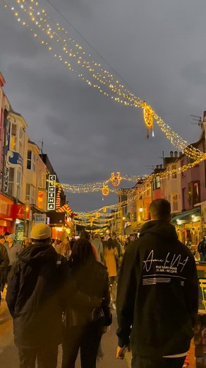Brighton is sparkling once again! Thanks to our 500 city centre shops, cafés, restaurants, salons, pubs and more, our (and sponsorship from Costa Coffee) Brilliant Brighton Christmas lights are shining bright, bringing festive magic to streets across the city centre. Whether you’re meeting friends for festive drinks, doing your Christmas shopping, or simply soaking up the atmosphere, there’s no better time to enjoy Brighton at its best. We hope you enjoy the lights! Don’t miss Brilliant Brighton
