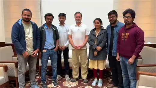 नेता विपक्ष श्री Rahul Gandhi ने 'जनसंसद' में Indian Statistical Institute के छात्रों से मुलाकात कर, अनेक मुद्दों पर चर्चा की। Indian Statistical Institute कोई सामान्य संस्थान नहीं है, लेकिन छात्रों ने बताया कि वहां धीरे-धीरे संस्थागत रूप से RSS का कब्ज़ा हो रहा है। Bureaucratic और वैचारिक हस्तक्षेप थोपा जा रहा है। यहां तक कि Syllabus और Research को भी RSS की विचारधारा से नियंत्रित किया जा रहा है। राहुल गांधी जी ने छात्रों को आश्वासन दिलाया है कि हम ऐसा नहीं होने देंगे। देश के शिक्षण संस्थान किस