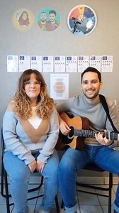 COMPTINE - ROND, TOUT ROND 🟤 Nouvelle comptine avec Léo du duo @mathetleo : « Rond, tout rond » de Marie-Claude Clerval 🎶 Probablement la comptine que mes élèves ont préférée en période 1 🥰 Idéale pour aborder à la fois le schéma corporel et les formes géométriques 👌 Vous la connaissiez ? 😃 Pour retrouver toutes les comptines et chansons dont j'ai publié les paroles, classées par thème / période de l'année, rendez-vous sur mon site : lien en bio 🔗 #teampe #maternelle #comptine #petitesecti