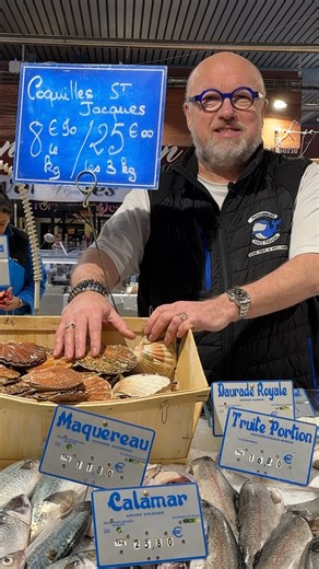 🐟 Spécialiste des produits de la mer, Pascal est une figure incontournable du Marché des Halles… et pas seulement derrière son étal ! En tant que président de l’association des commerçants du marché des Halles, il s’engage aussi pour faire rayonner ce lieu emblématique de Troyes. 🧑‍🍳 À la Poissonnerie chez Pascal, poissons et fruits de mer sont sélectionnés avec rigueur pour offrir fraîcheur et qualité aux amateurs de cuisine marine. 🌊 Le coup de cœur du moment ? Les coquilles Saint-Jacques,