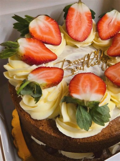 🍓 A Classic Victoria sponge.... Elevated 🍓 This 2 layer tall vanilla sponge is generously filled with strawberry jam and sweet vanilla buttercream, topped with fresh strawberries and a delicate acrylic “Happy Birthday” topper. Presented on our new gold scalloped cake board and boxed for a beautifully finished cake that is ready to gift ❤️ #LittleTins #supportlocalbusiness #strawberrycake #victoriaspongecake #freshbakes