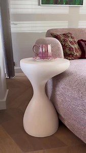 WIN WIN WIN 🙌 Maak nu kans op deze trendy organic bijzettafel! Tag iemand die ook moet weten van deze toffe winactie en maak kans! *Zorg dat je de post geliked hebt en @xenos_nl volgt voor een geldige deelname. *Meedoen kan t/m maandag 6 oktober 14:00 📸 #winactie #xfaves #bijzettafel #trend #interieur | Xenos