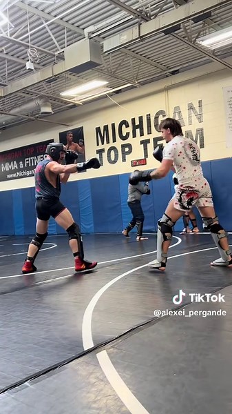 Dude’s got some crazy moves 🤯🔥 #mma #fighter #ufc #sparring #boxing | daron cruickshank