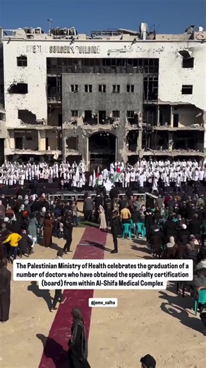  Trotz des Völkermords: Medizinstudierende aus Gaza schließen ihr...