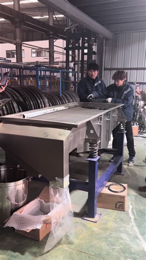 Linear vibrating sieve fiber screening and classification#vibratingscreen #screening #grading #linearvibratingscreen#vibratingscreenfactory