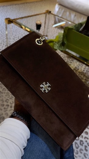 Tory Burch | Fall Preview Answering the call of my CA at Tory Burch, to see what’s new 🛍️ . The neutral leathers and dark brown suedes TORY BURCH are my favorite. Which color boot, black or brown suede? *Links 🔗: Brown Suede Bag: https://go.shopmy.us/p-27565737 Brown Suede Boots: Denim Skirt: https://go.shopmy.us/p-27565651 Leather Pumps: https://go.shopmy.us/p-27565764 Reva Flats: https://go.shopmy.us/p-27294739 Sneakers: https://go.shopmy.us/p-28687083 #toryburch #shopping #fallpreview #fall